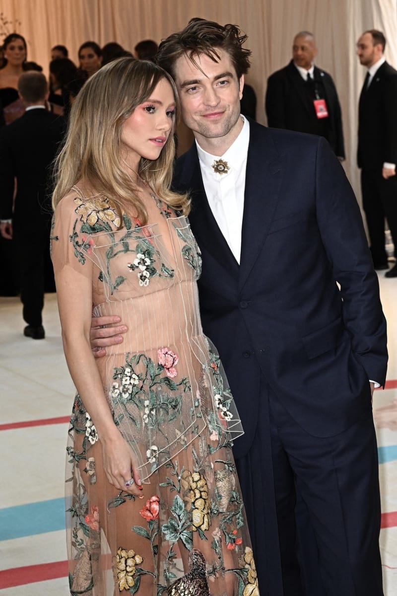 Suki Waterhouseová a Robert Pattinson se stali rodiči. 