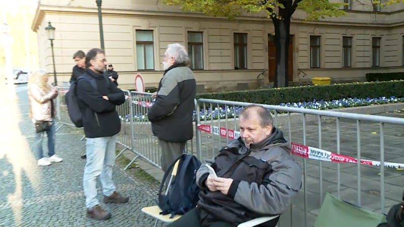 Už třetí den hladoví Jiří Gruntorád před Úřadem vlády.