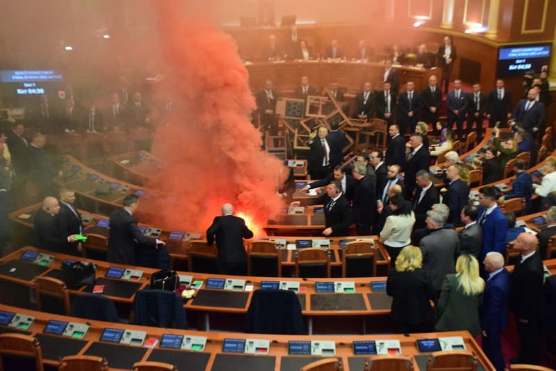 Hlasování o rozpočtu Albánie se zvrhlo.