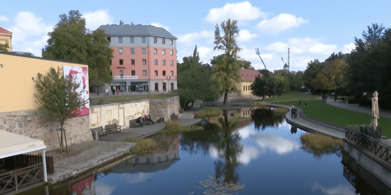 Slepé koryto řeky Mže, pozůstatek Mlýnské strouhy, které se dnes přezdívá Plzeňské Benátky. 