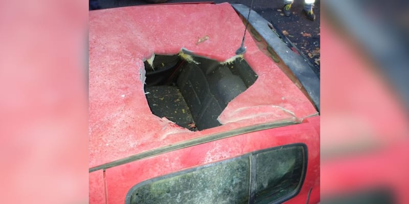 Meteorit udělal půlmetrovou díru do auta ve Štrasburku.