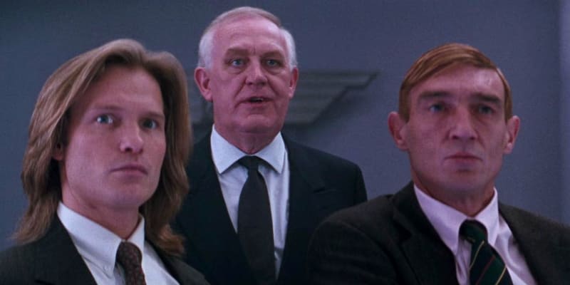 Joss Ackland (uprostřed) jako Arjen Rudd ve filmu Smrtonosná zbraň 2