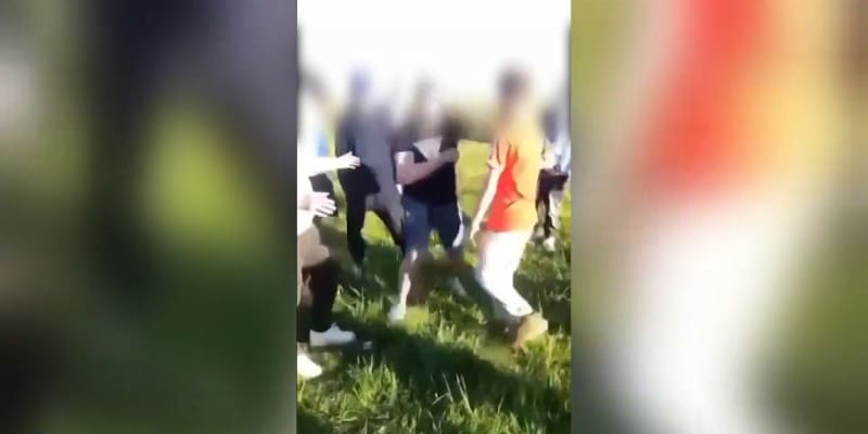 Záběry ze rvačky dětí z pražských Stodůlek
