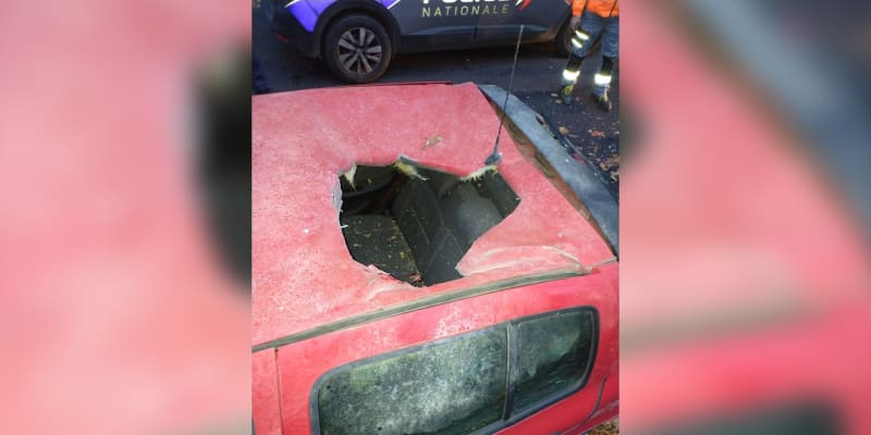 Meteorit udělal půlmetrovou díru do auta ve Štrasburku.