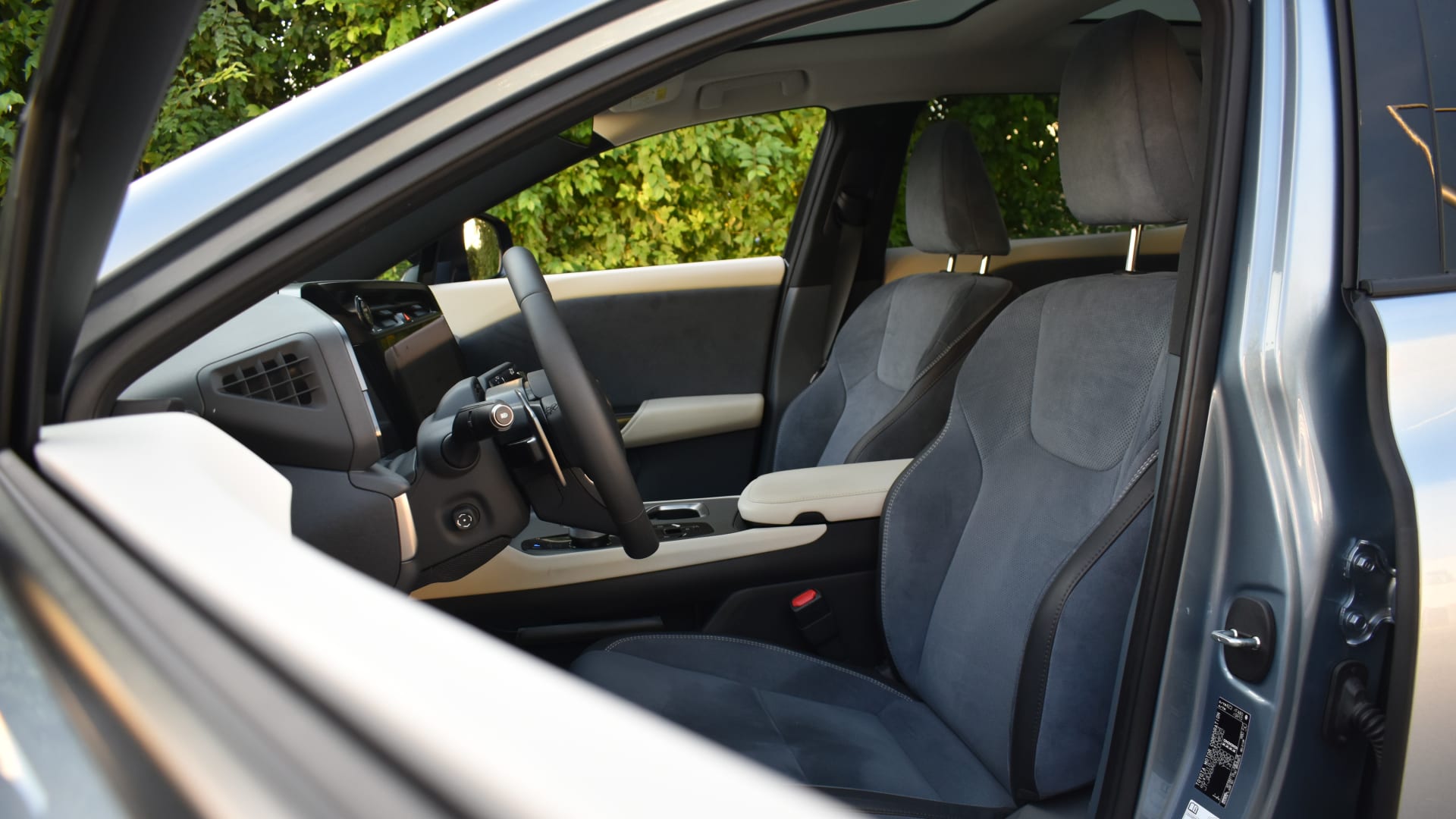 Interiér námi testovaného Lexusu RZ byl čalouněn jemnou syntetickou kůží a hromadou semiše.