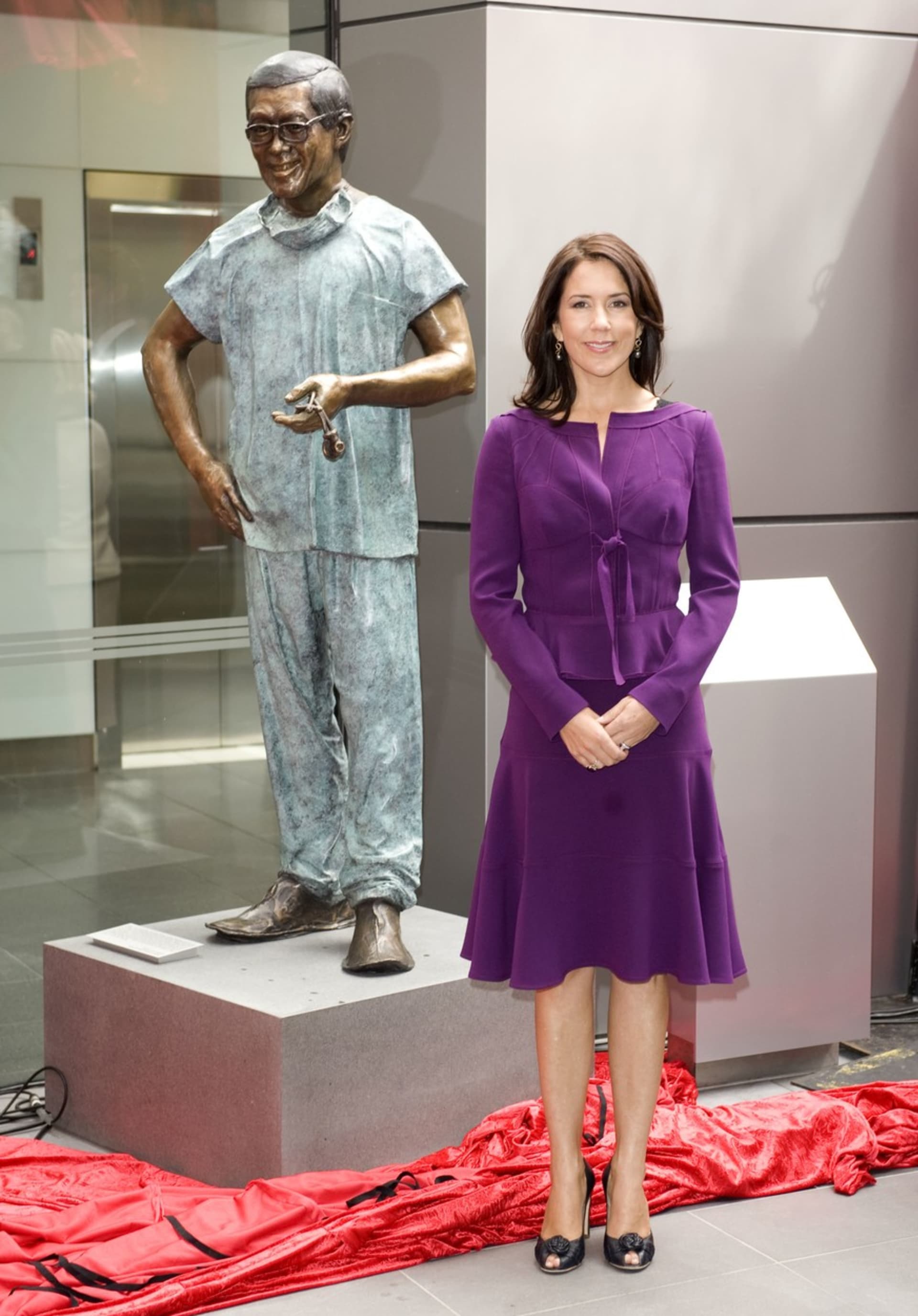 Korunní princezna Marie Dánská u sochy kardiochirurga Victora Changa