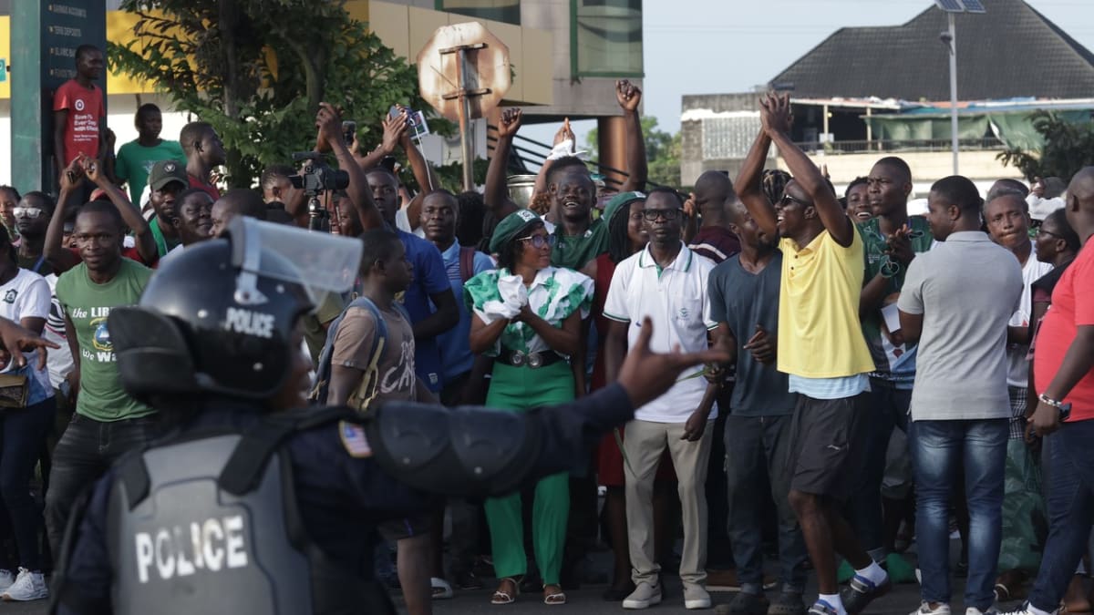 Dav oslavující výsledek prezidentských voleb v Libérii. Nedlouho poté do něj vjel automobil.