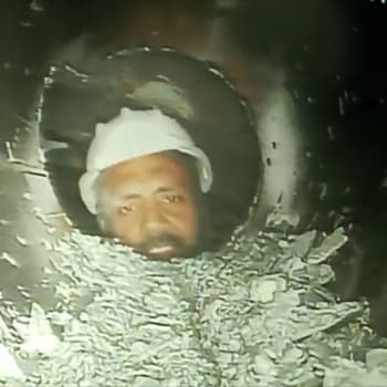 První záběry dělníků uvězněných uvnitř zříceného himálajského tunelu