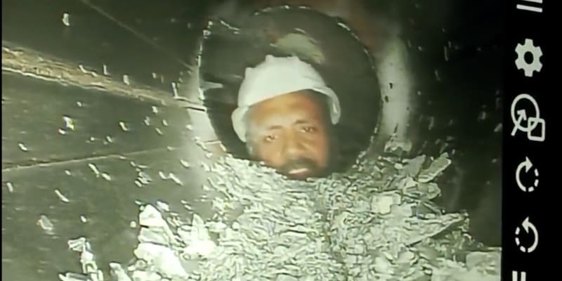 První záběry dělníků uvězněných uvnitř zříceného himálajského tunelu