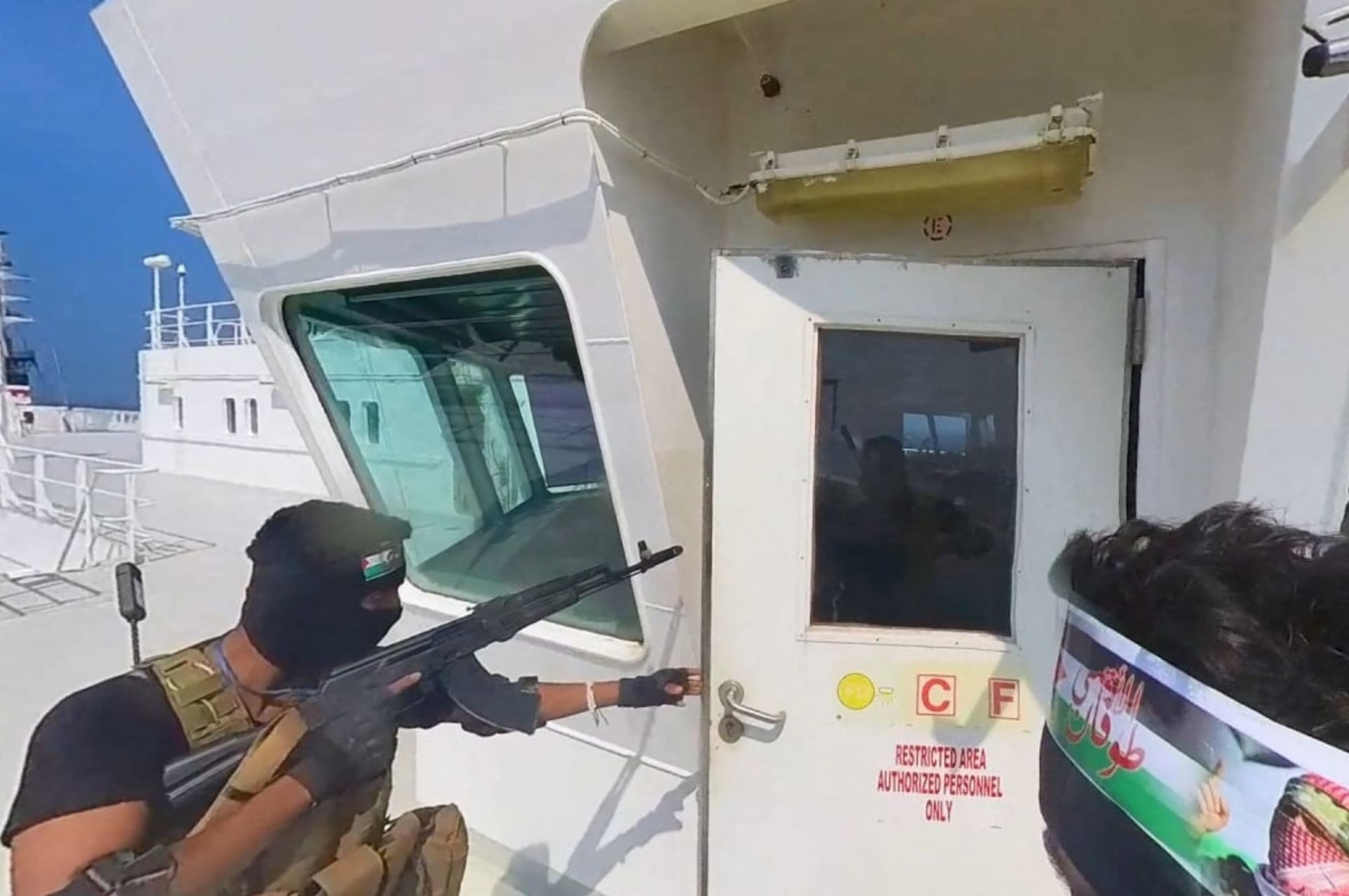 Hútíjský terorista se chystá vstoupit na můstek lodi
