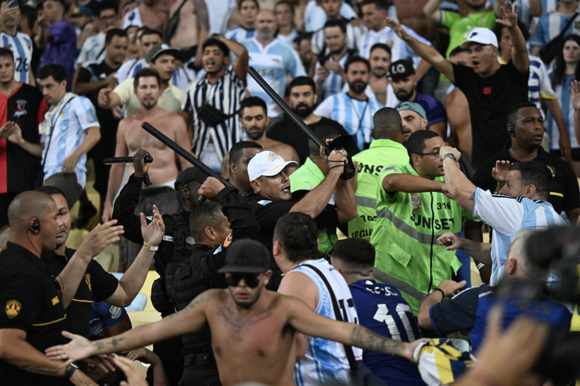 Bitka fanoušků na zápase Brazílie s Argentinou. Policie vytáhla obušky.