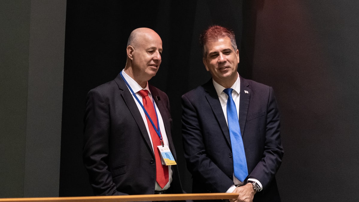 Cachi Hanegbi (vlevo) a izraelský ministr zahraničí Eli Cohen