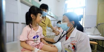 Záhadná nemoc se šíří Čínou, doktoři nestíhají. Úřad, který odhalil covid, bije na poplach