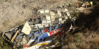 Děsivá nehoda: Autobus v Peru se zřítil do třísetmetrové strže. Zbytečná úmrtí, tvrdí místní