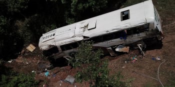 Tragické následky chyby mexického řidiče: Autobus spadl z dálničního mostu, zemřelo 12 lidí 
