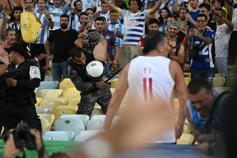Bitka fanoušků na zápase Brazílie s Argentinou. Policie vytáhla obušky.