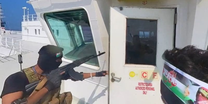 Hútíjský terorista se chystá vstoupit na můstek lodi