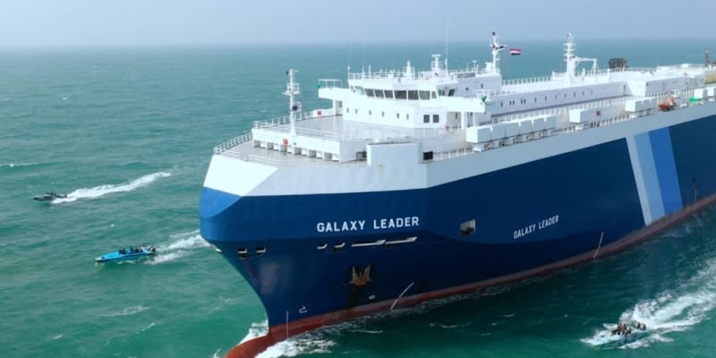 Galaxy Leader v doprovodu rychlých člunů s únosci