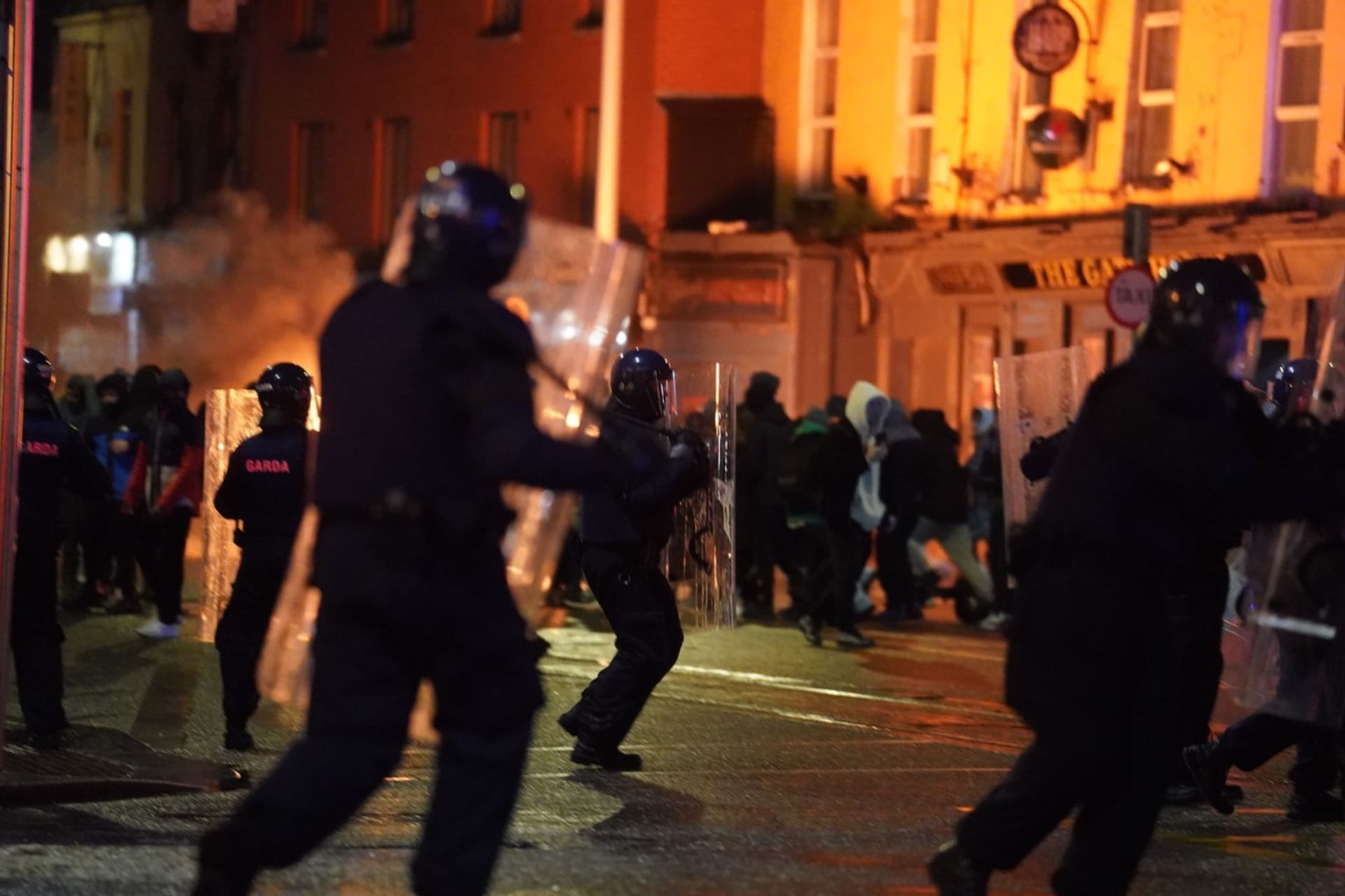 Potyčky mezi pořádkovými silami a krajně pravicovými demonstranty v Dublinu