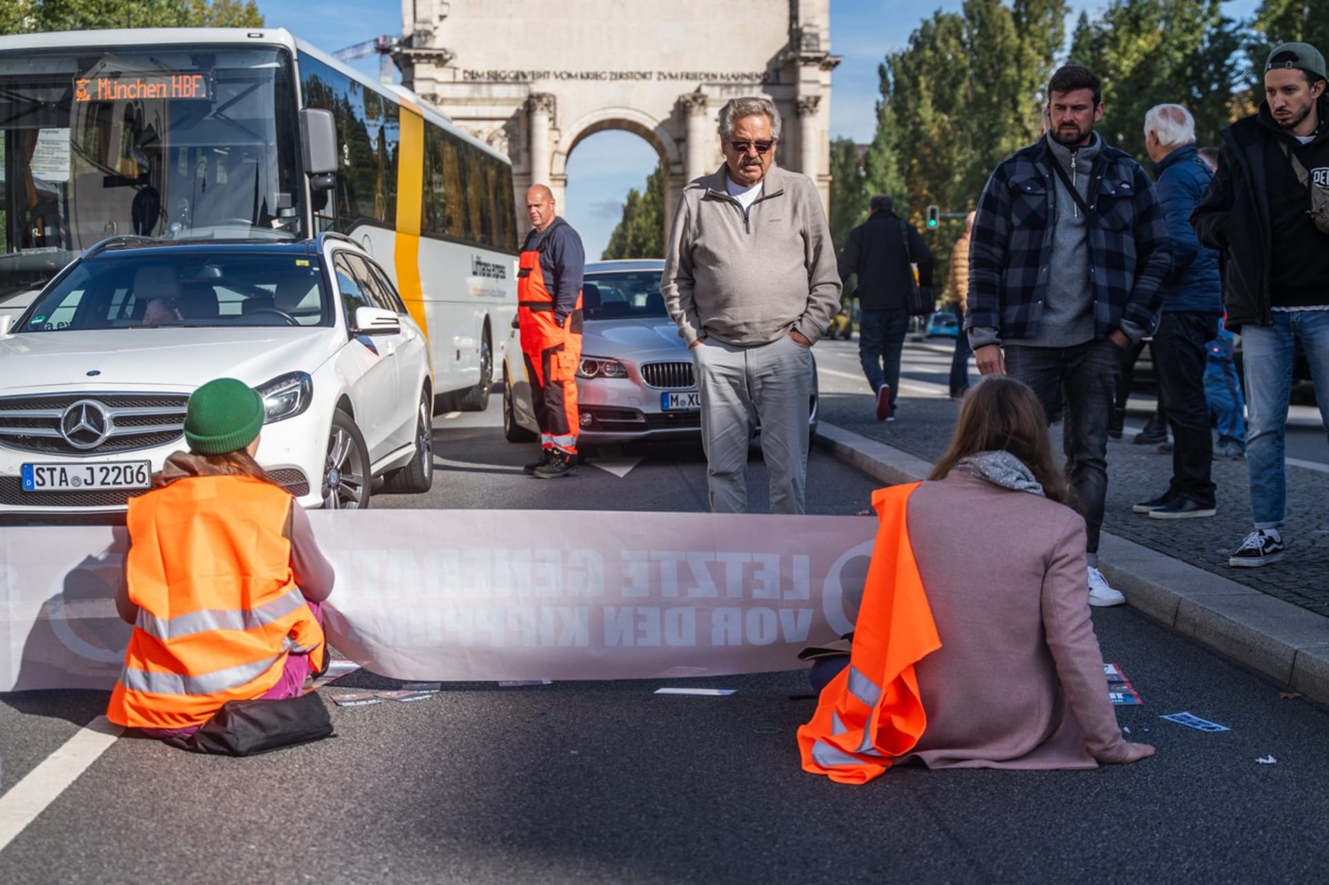 Ekologičtí aktivisté Poslední generace blokují jednu z ulic v Mnichově. 