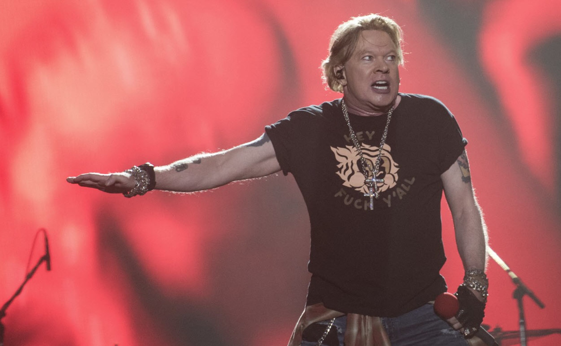 Axl Rose je frontman legendární kapely Guns N' Roses.