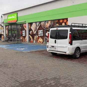 Češi kvůli incidentům s propíchanými pneumatikami hlídkují u supermarketu Stokrotka.