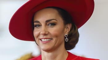 Kate Middleton zazářila v červeném. Při vystupování z auta ji zradila sukně