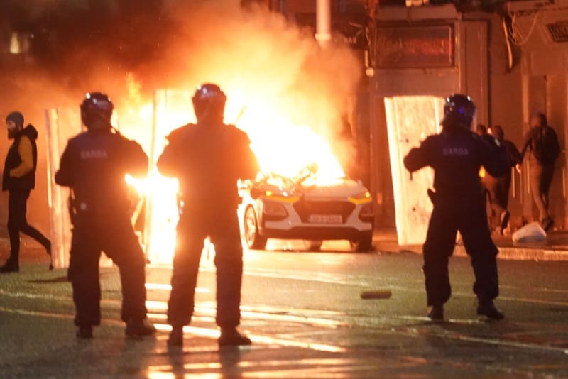 Potyčky mezi pořádkovými silami a krajně pravicovými demonstranty v Dublinu