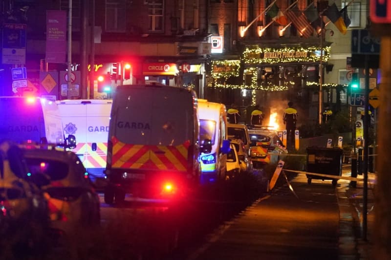 Útočník v Dublinu nožem vážně zranil holčičku a ženu. Dav vyrazil do ulic.