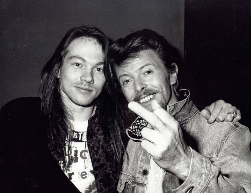 Axl Rose v roce 1989 po boku Davida Bowieho.