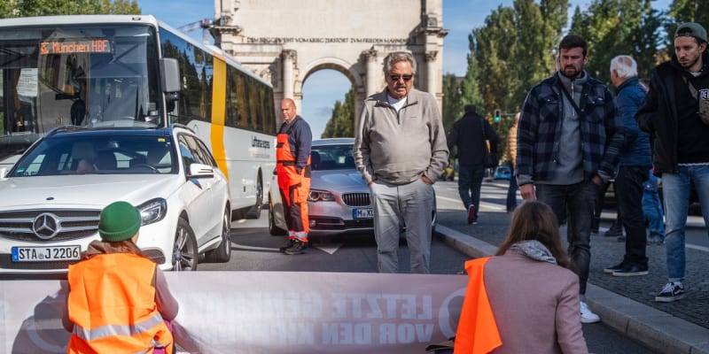 Ekologičtí aktivisté Poslední generace blokují jednu z ulic v Mnichově. 