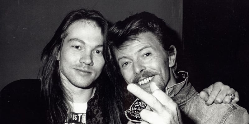 Axl Rose v roce 1989 po boku Davida Bowieho.