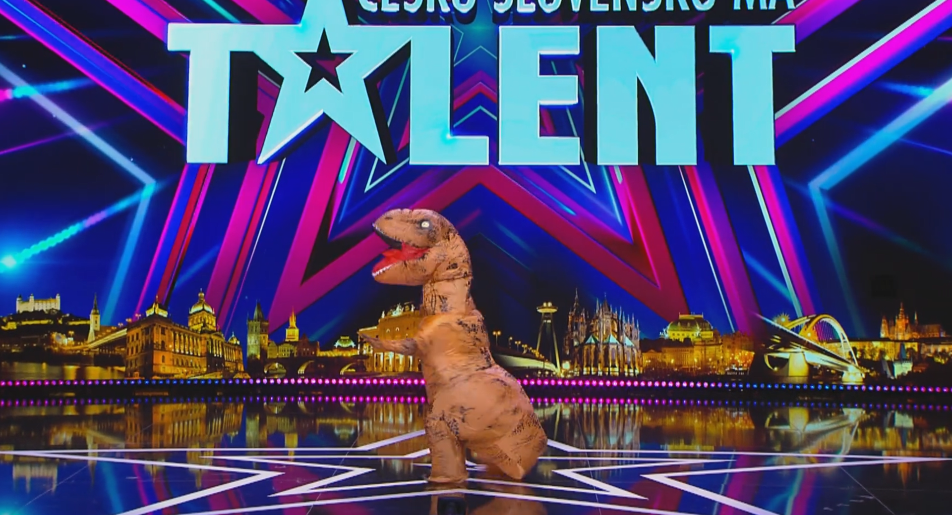 Dinosaurus nebývá v talentové soutěži běžně. 