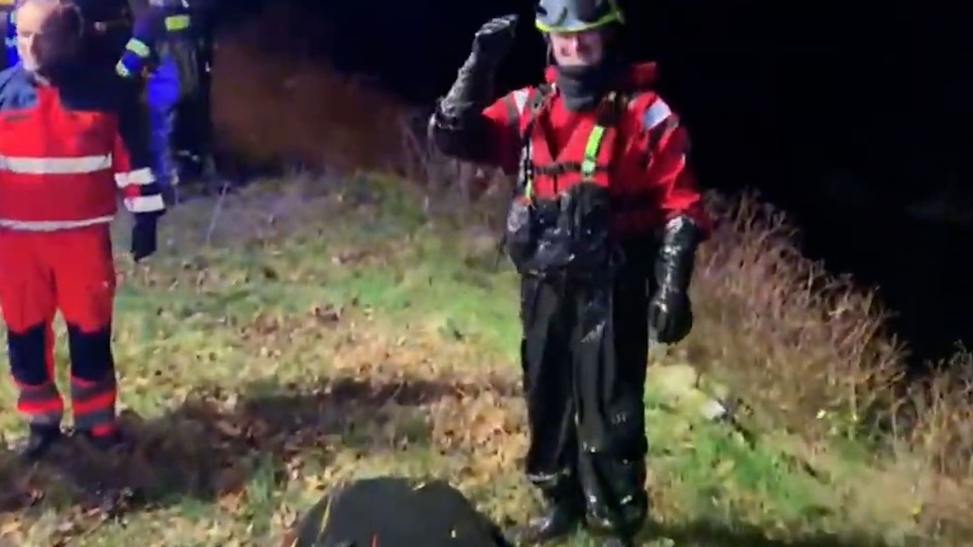 Hasiče muže, který zapadl do bahna vypuštěného rybníka, zachraňovali na paddleboardu.