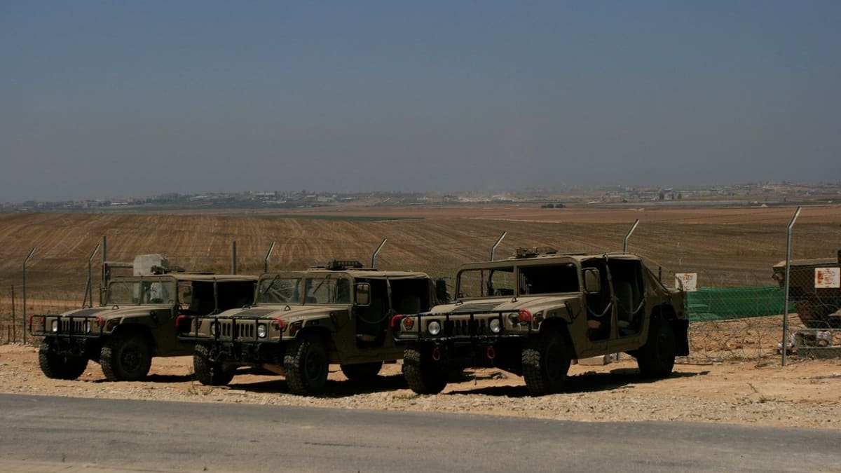 Vojenská vozidla izraelské armády na hranicích s Pásmem Gazy (ilustrační foto)