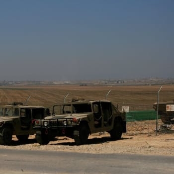 Vojenská vozidla izraelské armády na hranicích s Pásmem Gazy (ilustrační foto)
