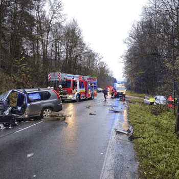 Silnici u obce Kolárovice uzavřela vážná dopravní nehoda.