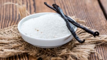 Poznáte rozdíl mezi cukrem vanilkovým a vanilinovým? Jak s nimi při pečení pracovat