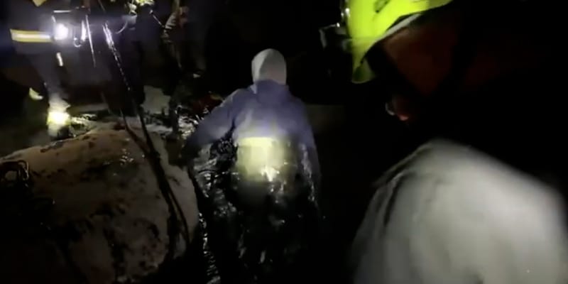 Hasiče muže, který zapadl do bahna vypuštěného rybníka, zachraňovali na paddleboardu.