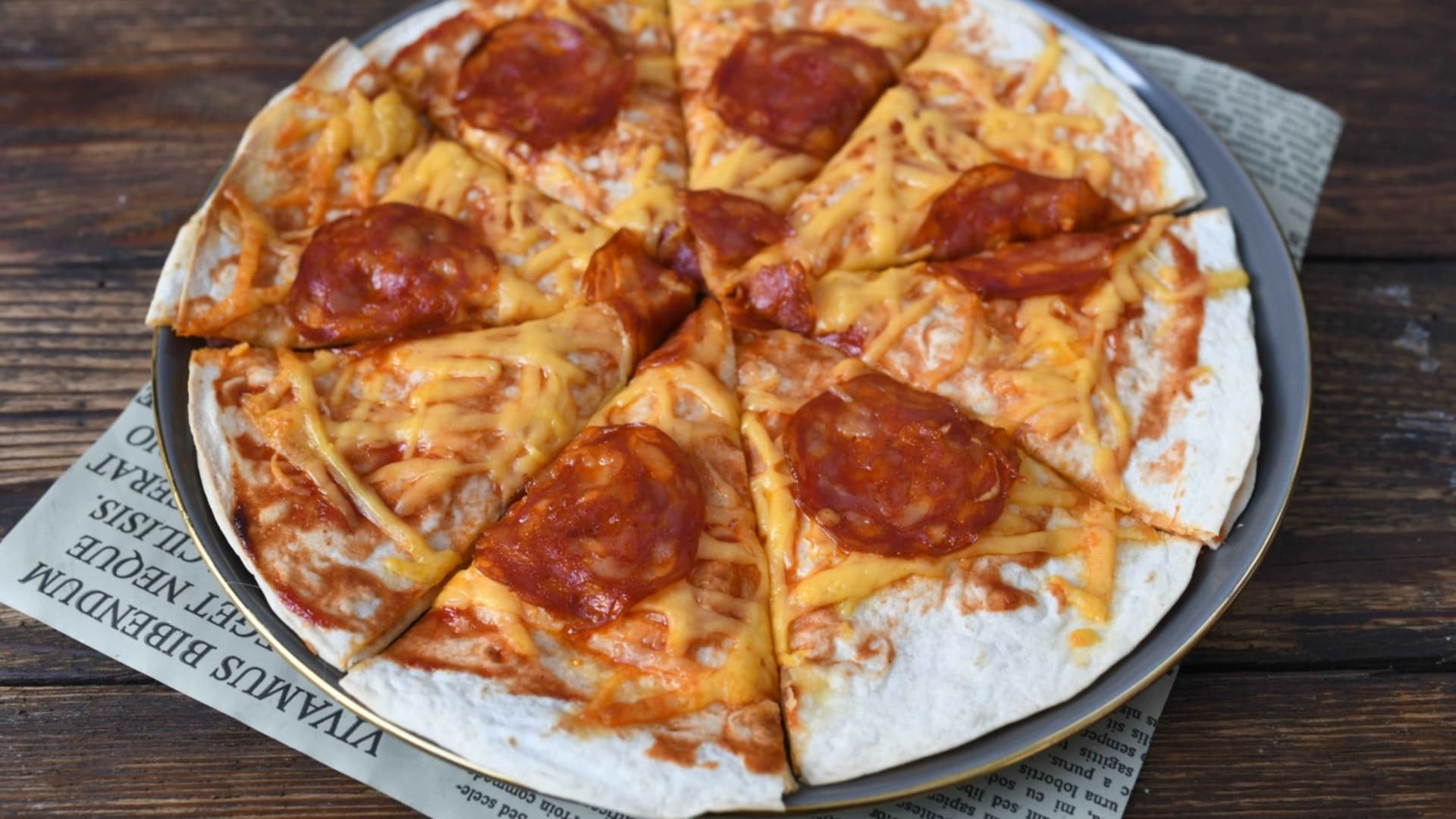Rychlá večeře: Blesková pizza ze zapečených tortill