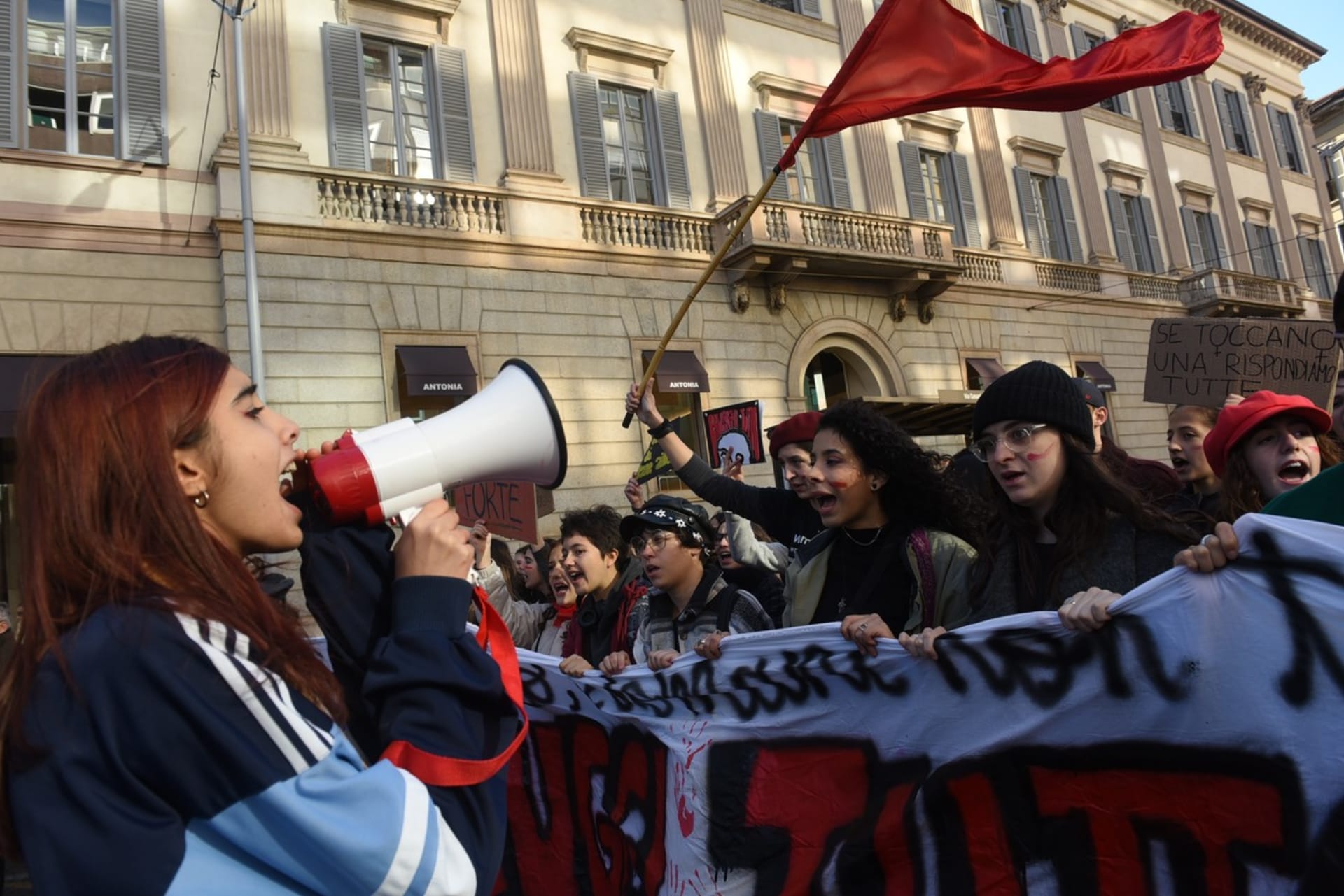 Proti násilí na ženách v Itálii demonstrovaly statisíce lidí.