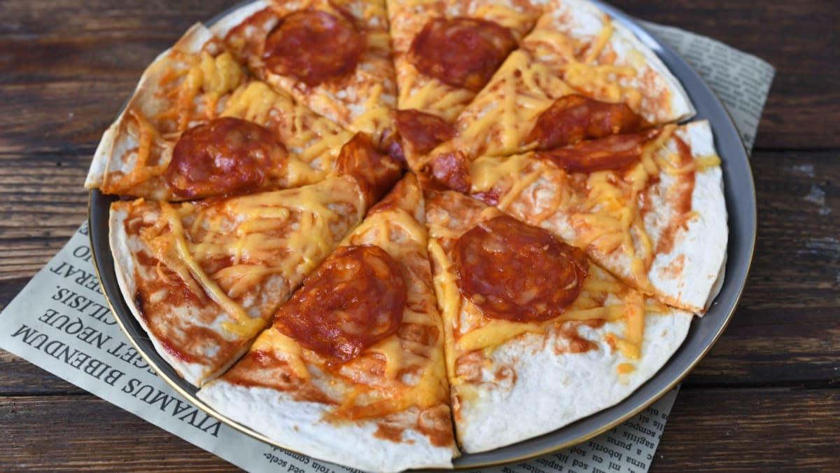 Rychlá večeře: Blesková pizza ze zapečených tortill