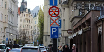 Graduje boj o vjezd do centra Prahy. Aktivisté strhali ze značek pásky, mají další požadavky