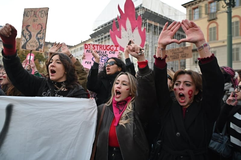 Proti násilí na ženách v Itálii demonstrovaly statisíce lidí.
