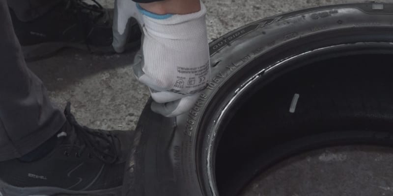 Polák, který českým řidičům propichoval pneumatiky, skončil v rukou policistů.