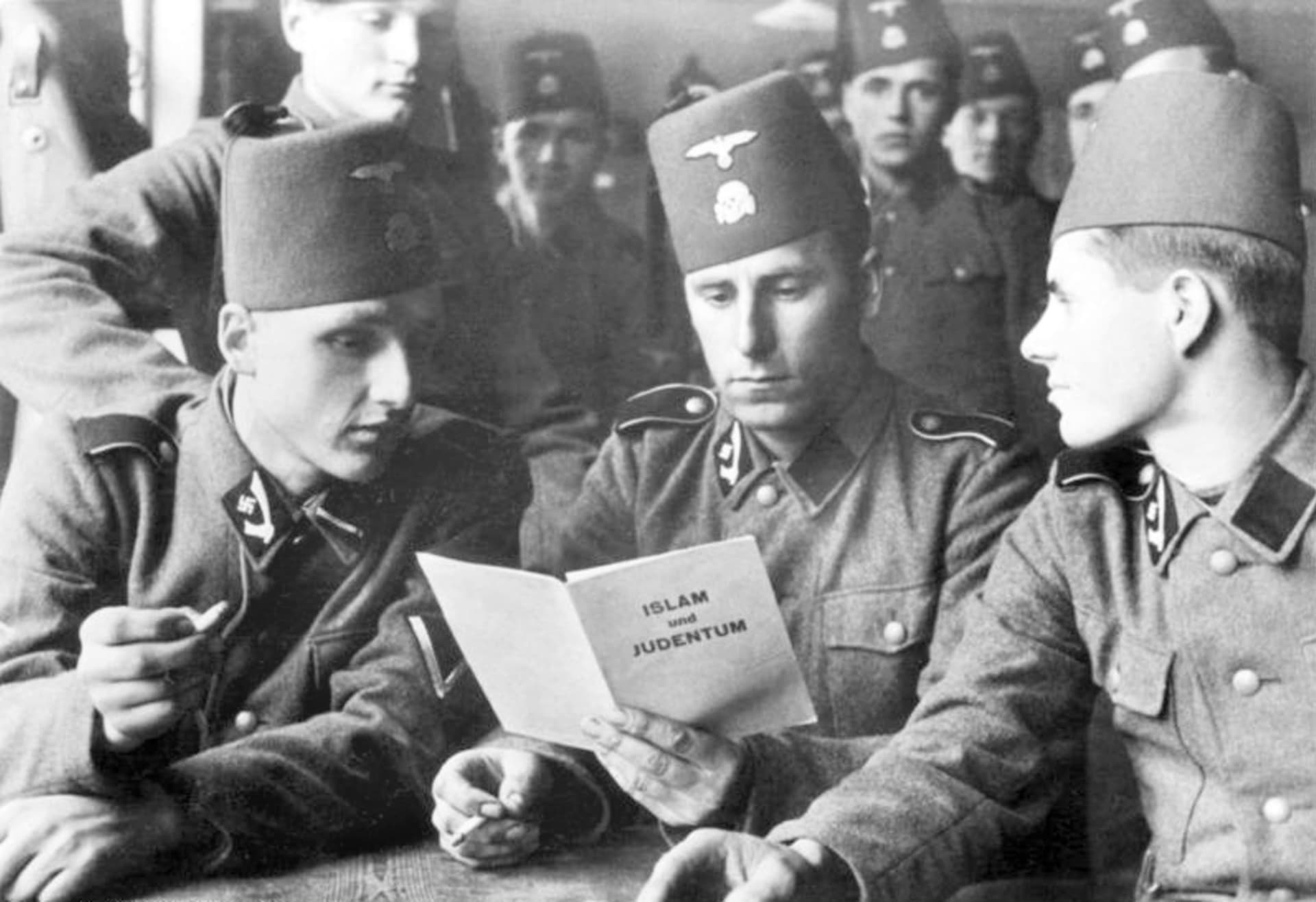 Příslušníci muslimské 13. horské divize Zbraní SS Handschar, při studiu propagačního spisku Islám a židovství, rok 1944