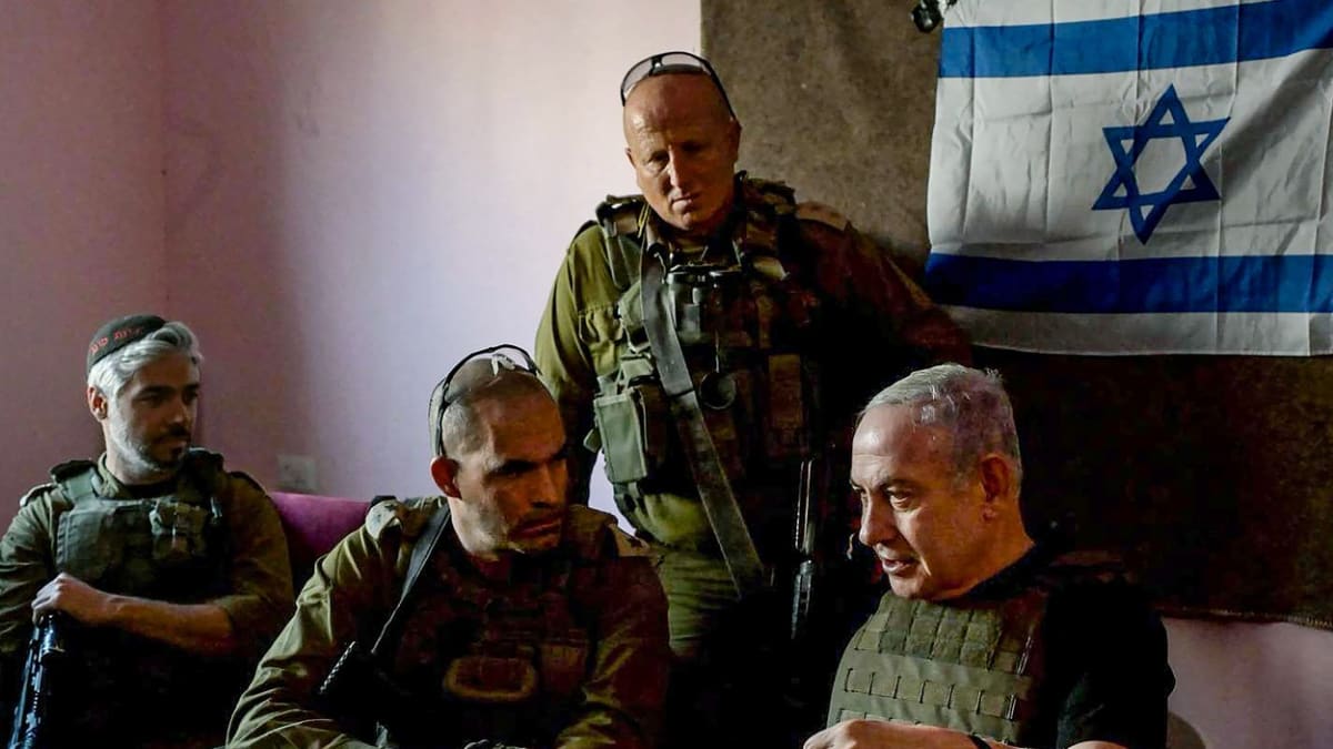 Izraelský premiér Benjamin Netanjahu navštívil vojáky přímo v Pásmu Gazy.