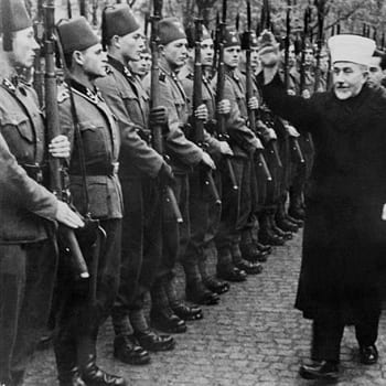 Velký muftí jeruzalémský na přehlídce příslušníků bosenské muslimské 13. horské divize Zbraní SS Handschar v roce 1943.