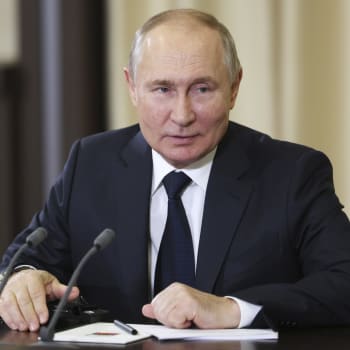 Internet se pozastavoval nad zvláštně nafouknutými tvářemi ruského prezidenta Vladimira Putina. Fotografie byla pořízena z 8.11.2023.