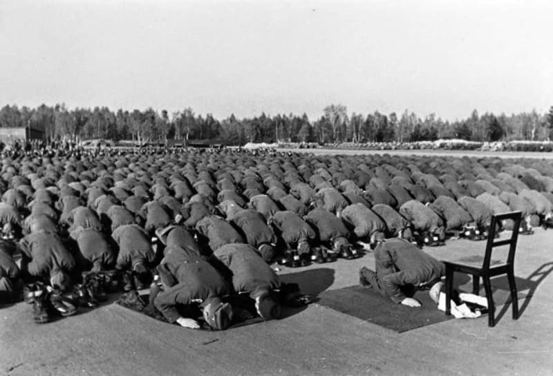 Muslimští dobrovolníci Zbraní SS při výcviku v německém Neuhammeru v listopadu 1943